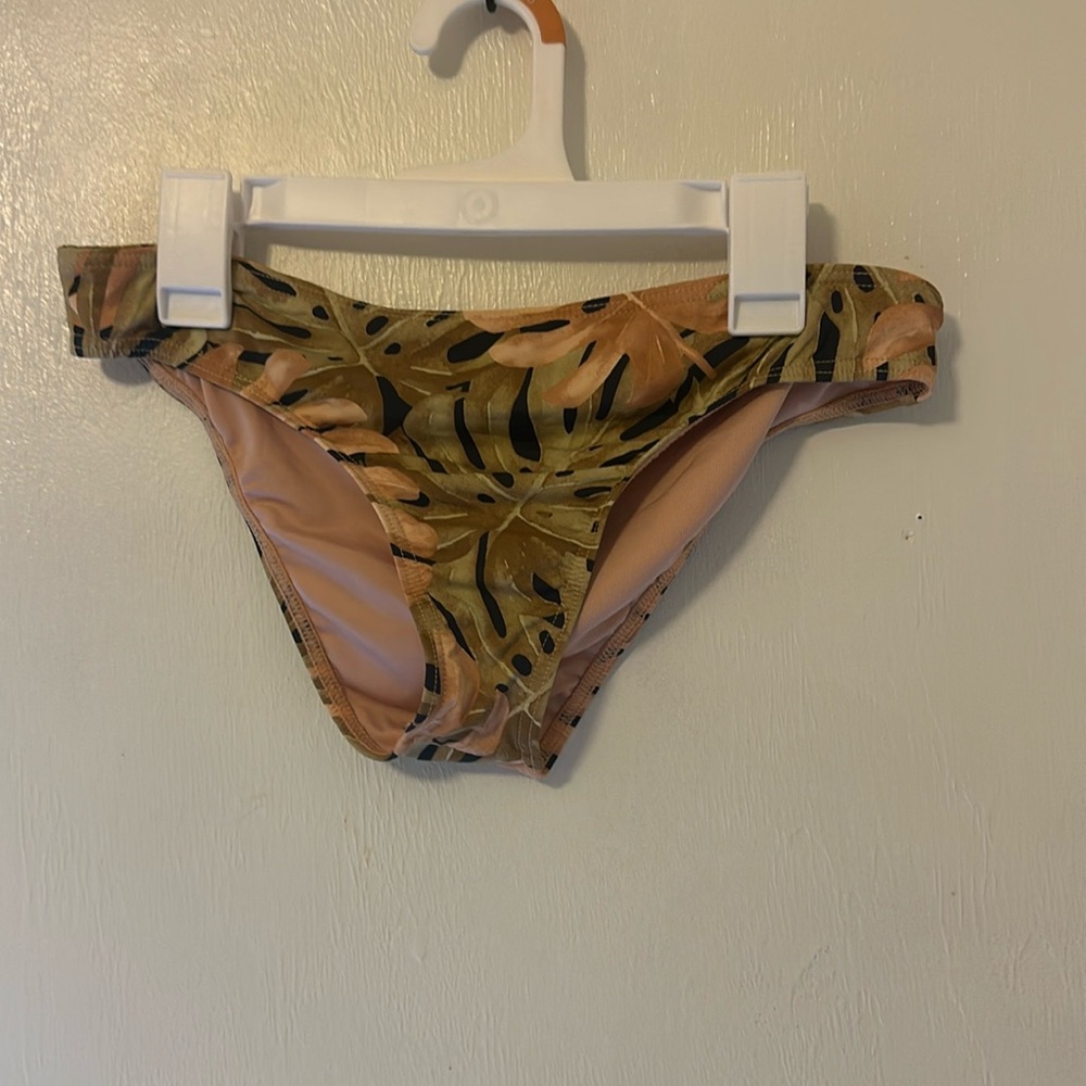Woman’s billabong bikini bottoms